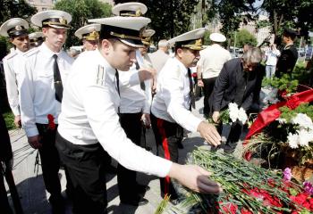 En muchas iglesias rusas, católicas y ortodoxas, se celebraron también servicios religiosos en memoria de los 118 marineros fallecidos, según reportes de la agencia de noticia Itar Tass.