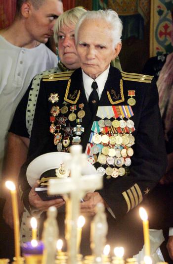 En Moscú, frente al museo de las Fuerzas Armadas de Rusia, se celebró una ceremonia solemne, encabezada por el jefe del Estado Mayor General de la Armada, almirante Vladímir Masorin, a la que asistieron familiares de los tripulantes del Kursk.