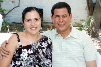 Linda de Galindo y Carlos Galindo, presentes en la fiesta de bautizo de la niña Ana Paula Galindo de la Vega.