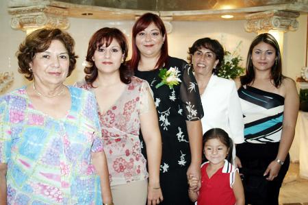 Antonieta Estrello de López, Araceli López de Muñoz, Cecilia de Gutiérrez, Karla López y Karlita González, le organizaron la despedida a Guadalupe López Estrello.