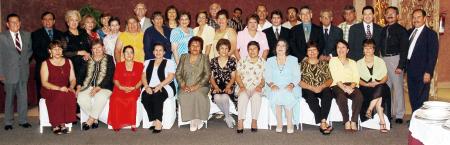 v Felices de reencontrarse nuevamente, ex alumnos de la Escuela Comercial Treviño Generación 61-65.