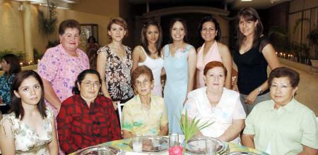 Rocío Elizabeth Muñoz López acompañada por un grupo de invitadas, quienes asistieron a la despedida que le ofrecieron por su cercano enlace matrimonial con jorge Aguilar González.