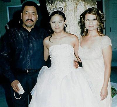 13 de agosto 2005
Srita. Gaby Ileana Torres Ramírez junto a sus papás, Guillermo Torres y Laura Ramírez en su fiesta de quince años