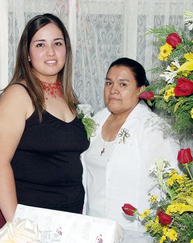 Rosa Liliana Vélez Cárdenas en compañía de su suegra, Rita Medina de Ramos en su fiesta de despedida de soltera.