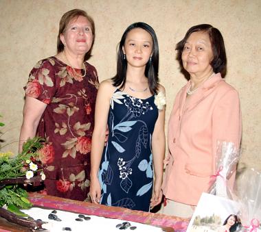 13 de agosto 2005
Yuriko Cristina Tanaka en compañía de su mamá, María Cristina de Tanaka y su suegra, Estela Bustamante de Castorena.