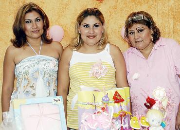 13 de agosto 2005
Tamara Carrillo, espera el nacimiento de su segundo bebé para el próximo cinco de septiembre, motivo por el cual su mamá, Rosario Alvarado de Carrillo, le organizó una fiesta de canastilla.