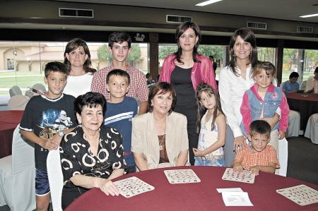 Aurora Mansur, Soraya de Serhan, Lina de Lira, Yanira de Ruiz, Elizabeth de Salas, José Antonio Serhan, Alexis Ruiz, Omar y Soraya Ruiz y Carlos Lira