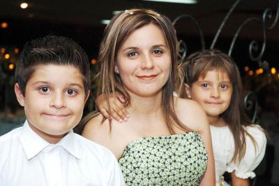 13 de agosto 2005
Marcela Miñarro acompañada de sus hijos Carlos y Bárbara Estrella Miñarro.