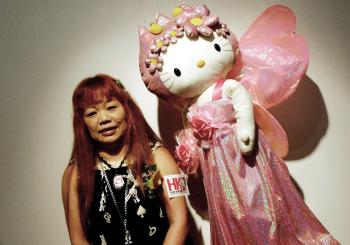 En 1976 Sanrio adopta a Hello Kitty y empieza a experimentar con ella, ahora en lugar de estar sentada la empiezan a dibujar de pié.