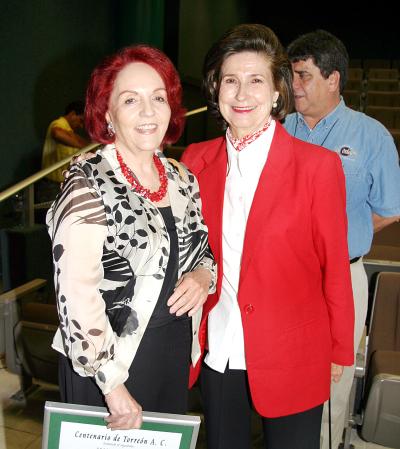 Lilia Fisher Ruiz y Rosario Lamberta de González..