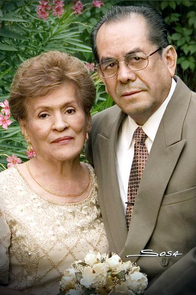 Sr. Pedro Salgado y Sra. Bertha Martínez de Salgado en una fotografía de estudio con motivo de su 50 aniversario de feliz matrimonio