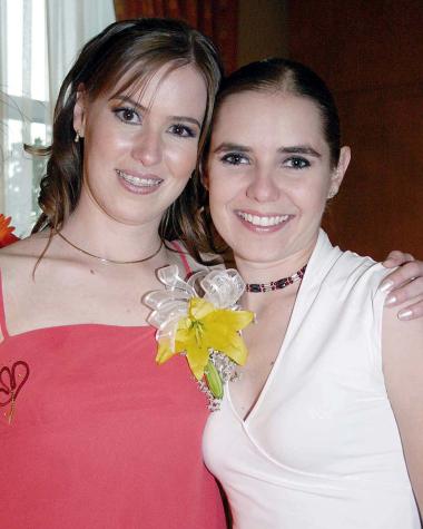 14 de agosto 2005

Ángela García de Alba Hiriart acompañada de su hermana Marcela, en su despedida.