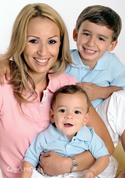 Georgina González de Maturino, junto a sus hijos, Jorge Antonio y Alessandro Maturino González, en una foto de estudio.