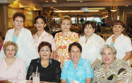 d Gaby Villegas, Paty Soto, Chonita Zorrilla, Guadalupe de Zamora, Mariángela Vargas, Rosario Esguerra, María del Socorro Rodríguez, Laura Rivera y Bertha Rodríguez, grupo de amigas en pasada reunión social.