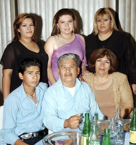 Yadira, Wendy, Claudia, Julián Jr, Julián Pacheco y Leticia de Pacheco en una fiesta de graduación.