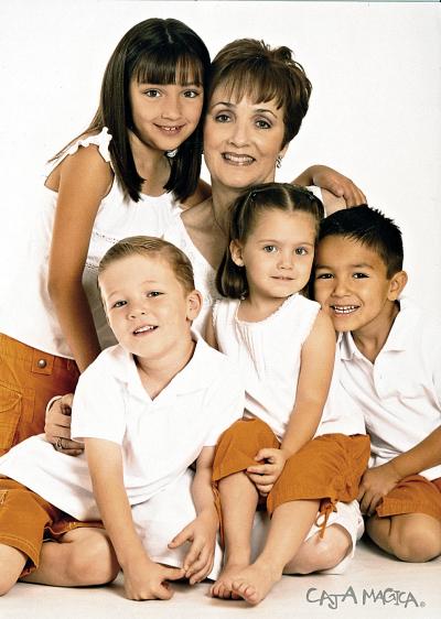 La feliz abuela Mary Carmen F. de Cantú con sus nietos Valeria Borrego Cantú, Miguel Ruiz Cantú, Arturo Borrego Cantú y Mariela Ruiz Cantú.