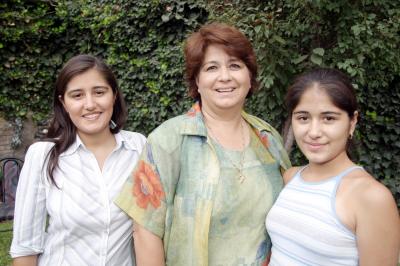 Irma de Caldera con sus hijas Irma Caldera de Niño y Angélica Caldera.