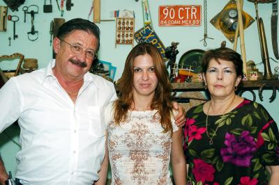 Mauricio Duchanoy, Zoe Sánchez y Lourdes Vázquez Castillo, en una fiesta de cumpleaños con sabor cubano.