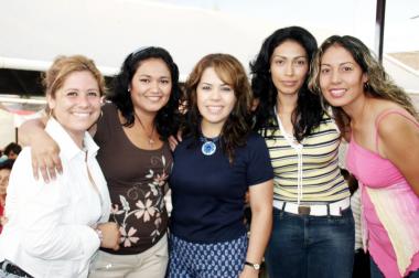 Ana Morales, Aracely Galván de Woo, Rosy de Rivera, Aracely Gómez y Teresa Hernández.