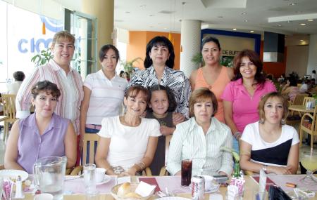 16 de agosto 2005
Edith Pérez, Edith Rodríguez, Lorena Y Paty San Román, Cristy Pacheco, Katy Alcalá, María Luisa Morales, Alejandra Calderón y Ana Bertha Rodríguez festejaron con un grato convivio a Ana Bertha Pérez Sánchez por su cumpleaños.