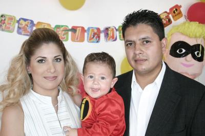 16 de agosto 2005
Nancy Martínez Moreno y Evaristo Quiñones Esparza le organizaron una divertida piñata a su hijito Maximiliano Quiñones Martínez, por su primer año de vida..