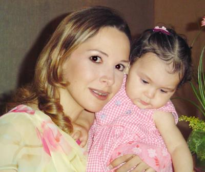 Ana Cecilia Quintero de Rodríguez y su pequeña María Regina Rodríguez Quintero