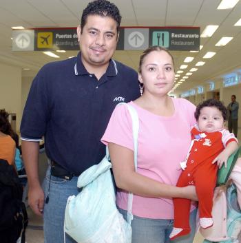 Marisol y Valeria viajaron con destino  a Los Ángeles y fueron despedidos por Carlos