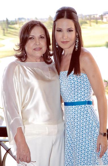 La futura nocia, Perla Villarreal junto a su mamá, Margarita Gutiérrez de Villarreal