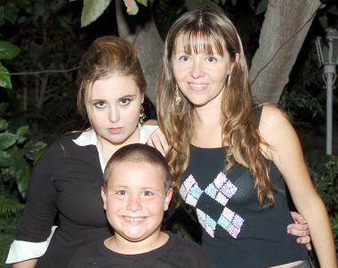 Nicole con su hermano Nicolás y su mamá Mariela de Bercovich.