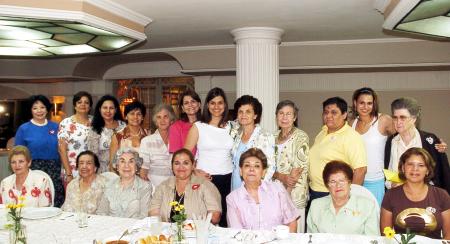 Las integrantes del Club de Mujeres Profesionistas y de Negocios A. C. le organizaron una despedida de soltera a Yasmín García de Alba Darwich.