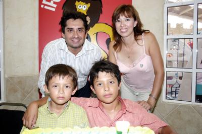 David junto a su hermano Hiram y sus papás, Felipe y Elena Ramos.