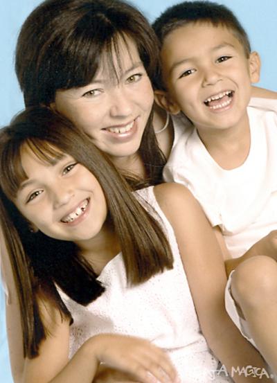 Mary Carmen Cantú de Borrego con sus hijos Valeria y Arturo, en una fotografía de estudio