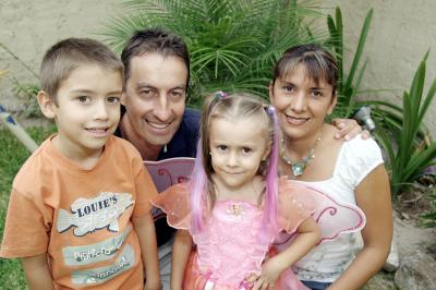 Valeria con sus papás, Jaime González Veyán y Claudia de González, y su hermanito Jaimito.