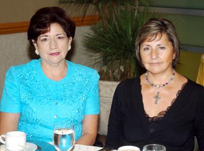 Irene de Bollainigoytia y Magaly de Lack.