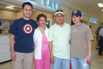 Carlos y Valentina Paredes viajaron a Cancún, los despidieron Arturo y Carlos.