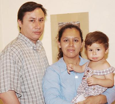 Claudia de Cabrera, David Cabrera y Alejandro Cabrera Méndez.