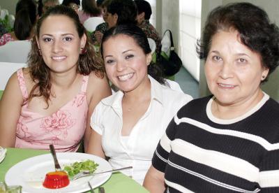 Delia de Sifuentes, Wendy Sifuentes y Ana Isabel de Sifuentes.