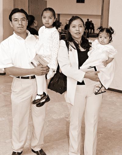 Jesús Domínguez, Irma Martínez de Domínguez y sus hijas Jazmín y Dian.