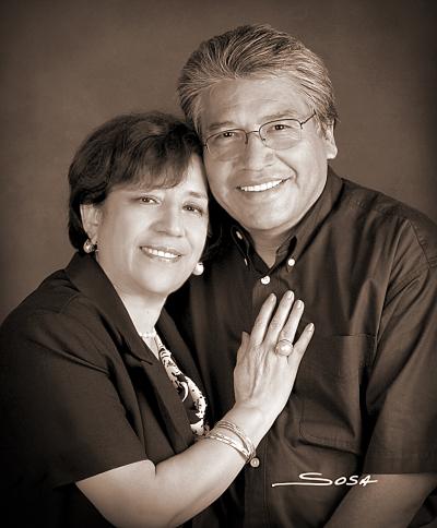 Lic. José Guadalupe López Domínguez y Sra. Manola Romo de López, en una foto de estudio  con motivo de su 32 aniversario de matrimonio.