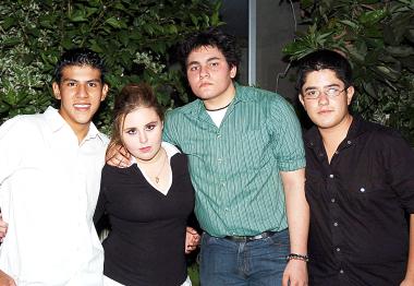 Nicole Berkovich con sus amigos Mauricio Peimber, óscar Meza y Julio Martínez.