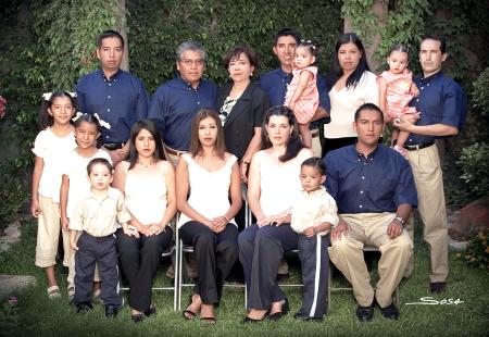 Lic. José Guadalupe López Domínguez y Sra. Manola Romo de López celebraron su 32 aniversario de nmatrimonio  acompañados de sus hijos, hijos políticos y nietos.