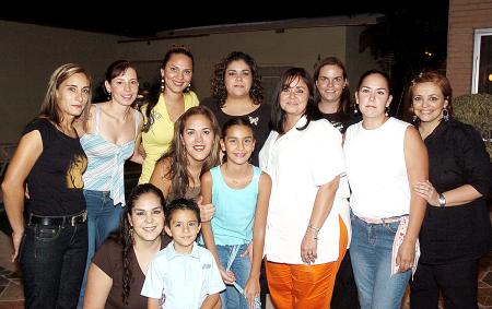 21 de agosto 2005
Un grupo de amigas se reunió para despedir a Mónica López de Borgetti y a Bony Garza, con motivo de su viaje a Inglaterra.