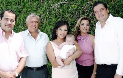 Manolo González Salinas, Antonio González Duéñez, Lorena González de Gutiérrez. María Emilia Salinas Echegaray, Fernando Gutiérrez Pérez y el bebito Fernando Gutiérrez  González, en reciente festejo social.