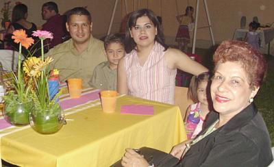 Manuel Rodríguez, Manuelito Rodríguez, Tere de Rodríguez y Angelita Castillo, en reciente festejo social.