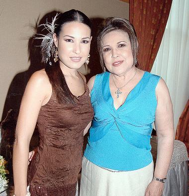 Perla Villarreal lució feliz junto a su mamá, Margarita Gutiérrez de Villarreal.