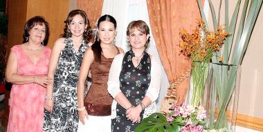 23 de agosto 2005
Las anfitrionas Queta Villarreal de Sánchez, Eva Acevedo de Villarreal y Verónica Villarreal de García con la futura novia, Perla Villarreal.