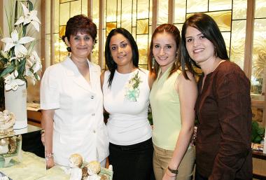 22 de agosto 2005
Por su futuro matrimonio, Elisa Morales Torres fue despedida de su vida de soltera con un convivio que le ofrecieron su mamá, y sus hermanas.