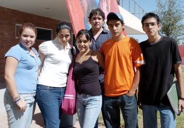 Caro Gutiérrez, Silvia Barrera, Anahí Flores, Andrés Pérez, Érick Alberto Reyes y Andrés Kemake, captados en el regreso a clases.