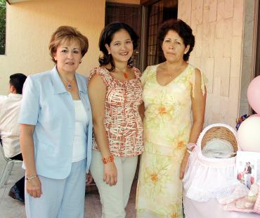 25 de agosto 2005
 Renata del Rocío Ávila de Flores acompañada por Alicia Villanueva de Flores y Rocío Beltrán de Ávila, quienes le organizaron una fiesta de canastilla en honor al bebé que espera.