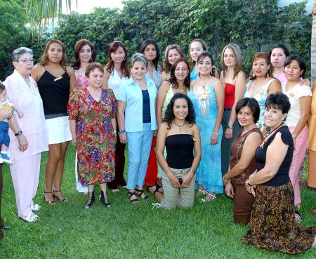 Acompañada de familiares y amigas estuvo Socorro Ponce en su despedida, organizada por Roxana, Doris, Cristina, Limón Fematt y Ana Oralia de Ávila, con motivo de su cercano enlace matrimonial.